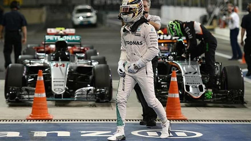 Hamilton gana la pole y Rosberg asegura el segundo lugar que le haría campeón