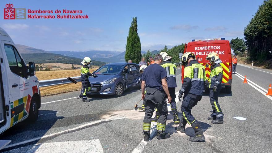 Tres heridos al hospital por dos colisiones en Sarasa con seis vehículos implicados