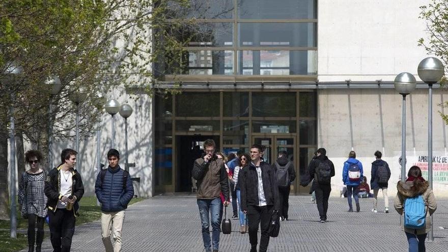 Estudiantes paseando por el campus de la UPNA.