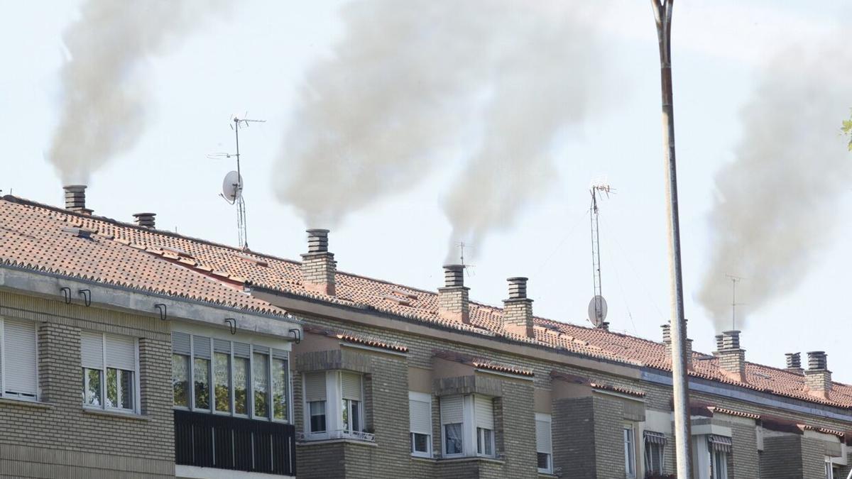 Chimeneas humeando en Vitoria.