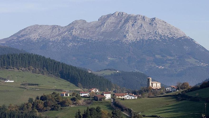 Rescatados dos montañeros en Udalaitz y Lizarrusti tras sufrir sendos percances