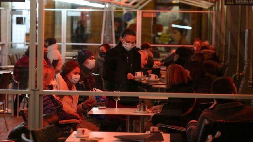 Una camarera atiende a unos clientes en una terraza en Pamplona.