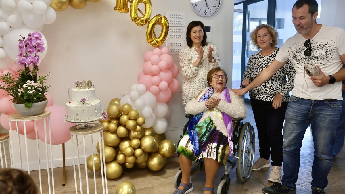 En imágenes: María Purificación López de Viñaspre celebra un siglo de vida rodeada de familiares, amigos y personal en la residencia Betania Garden