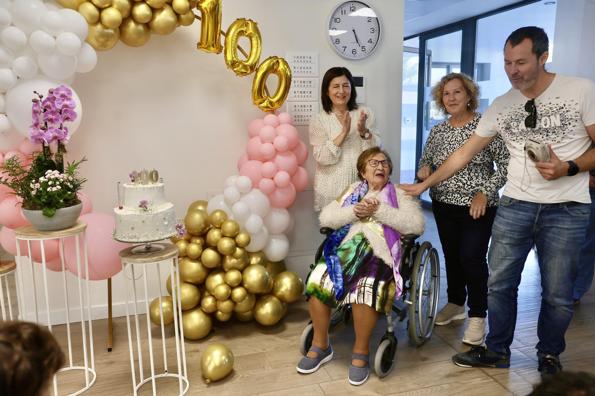 En imágenes: María Purificación López de Viñaspre celebra un siglo de vida rodeada de familiares, amigos y personal en la residencia Betania Garden