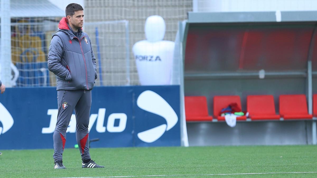 Alessio Lisci observa este lunes el entrenamiento. Alessio Lisci observa este lunes el entrenamiento.