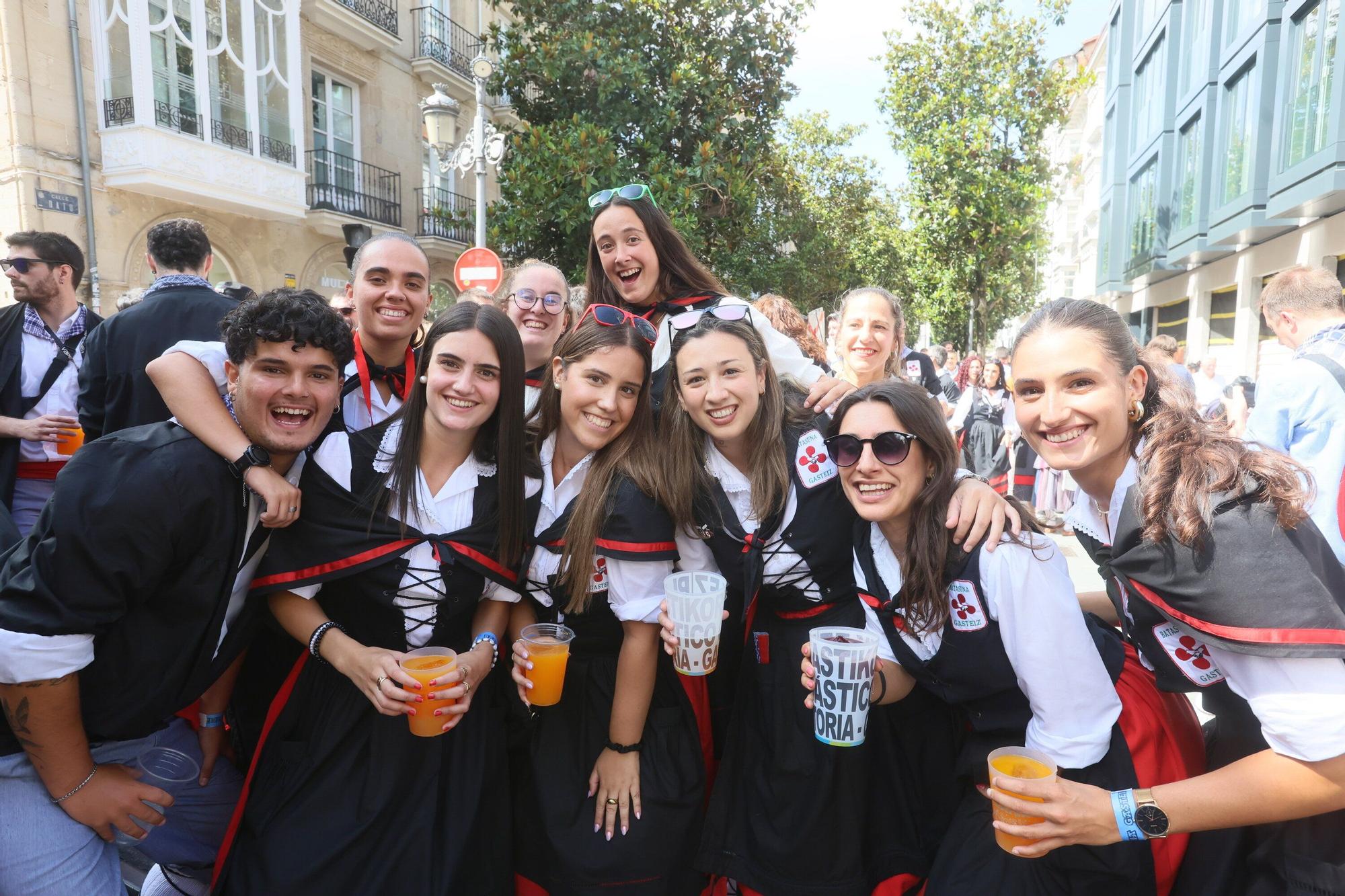 En imágenes: Blusas y neskas desfilan en una kalejira por Santiago