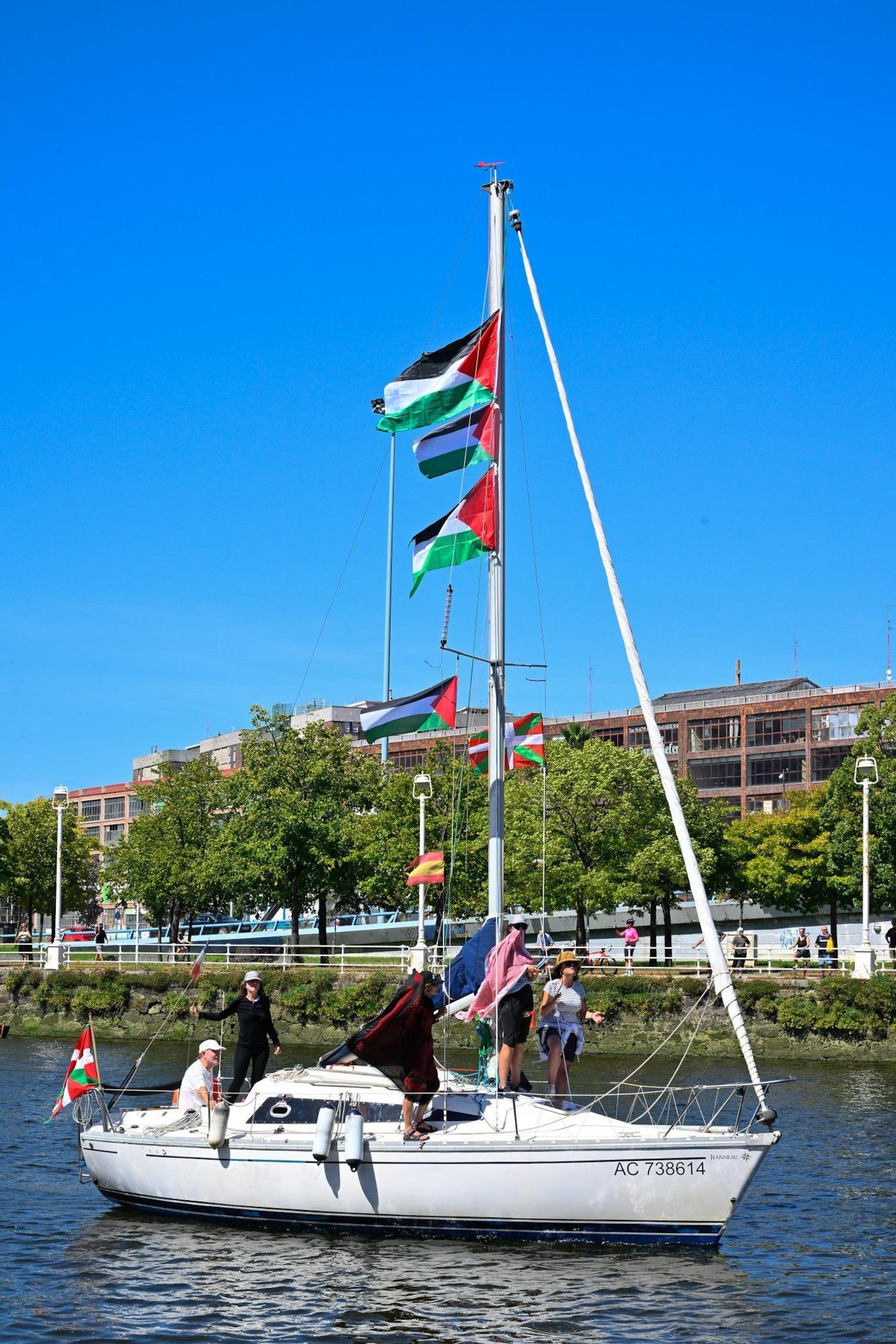 En imágenes: marcha marítima por la ría en solidaridad con Palestina desde Santurtzi