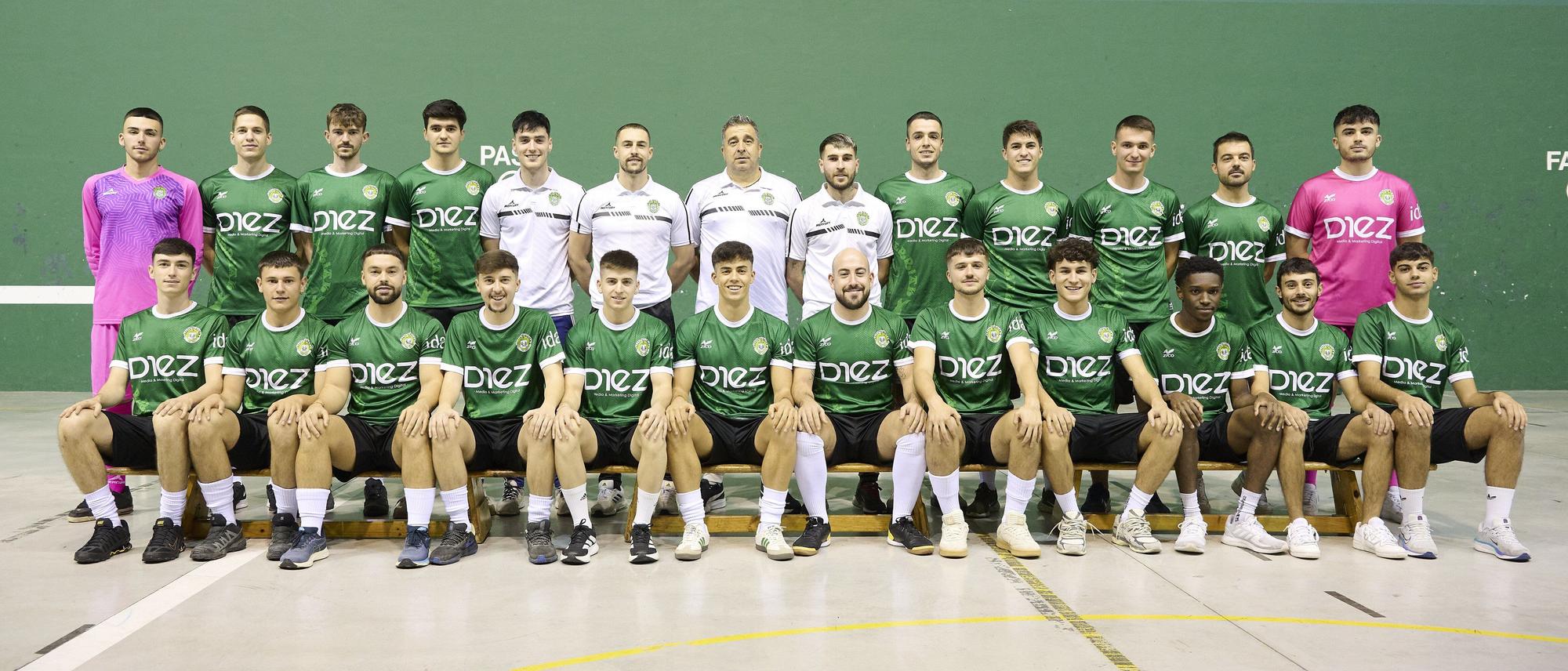 La plantilla del equipo absoluto del Gazte Berriak, que marcha líder en Primera Autonómica.