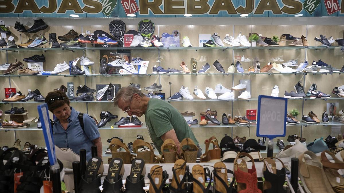 Dos ciudadanos de compras en época de Black Friday.