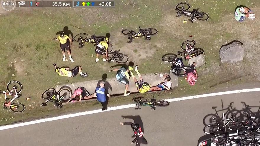 Los ciclistas afectados, instantes después de la caída.