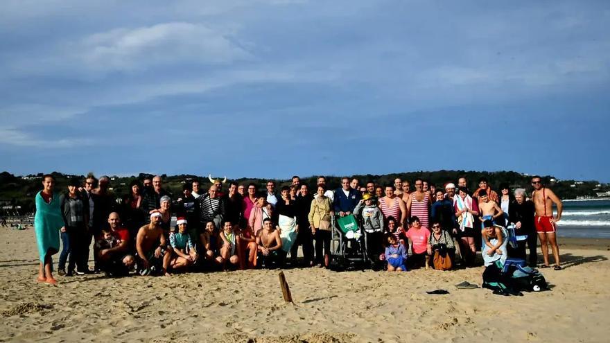 Un chapuzón por la esclerosis múltiple en la playa de Hendaia