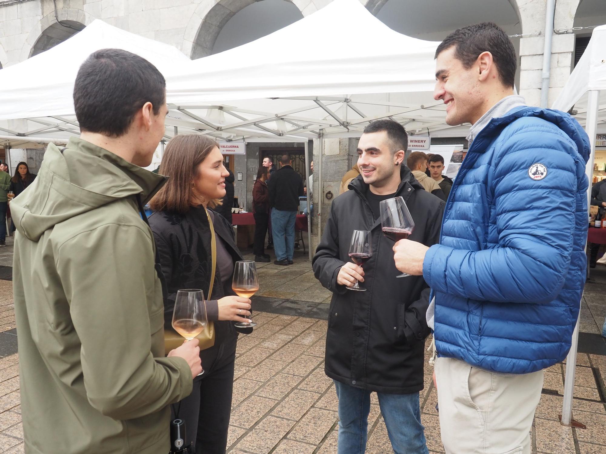 Vino y chorizo, fórmula imbatible contra el mal tiempo en Azpeitia