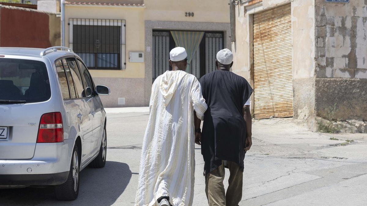 Dos hombres caminando en Jumillas, Murcia.