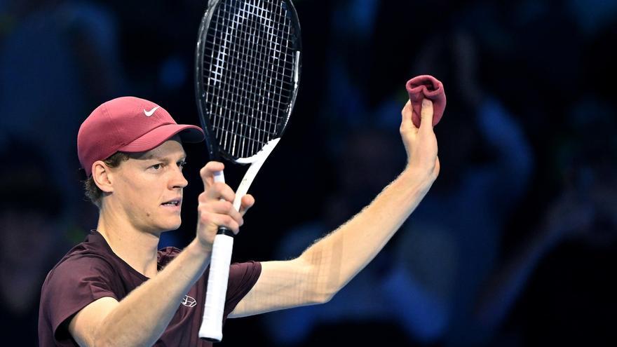 Jannik Sinner abre con éxito su defensa del título en Turín
