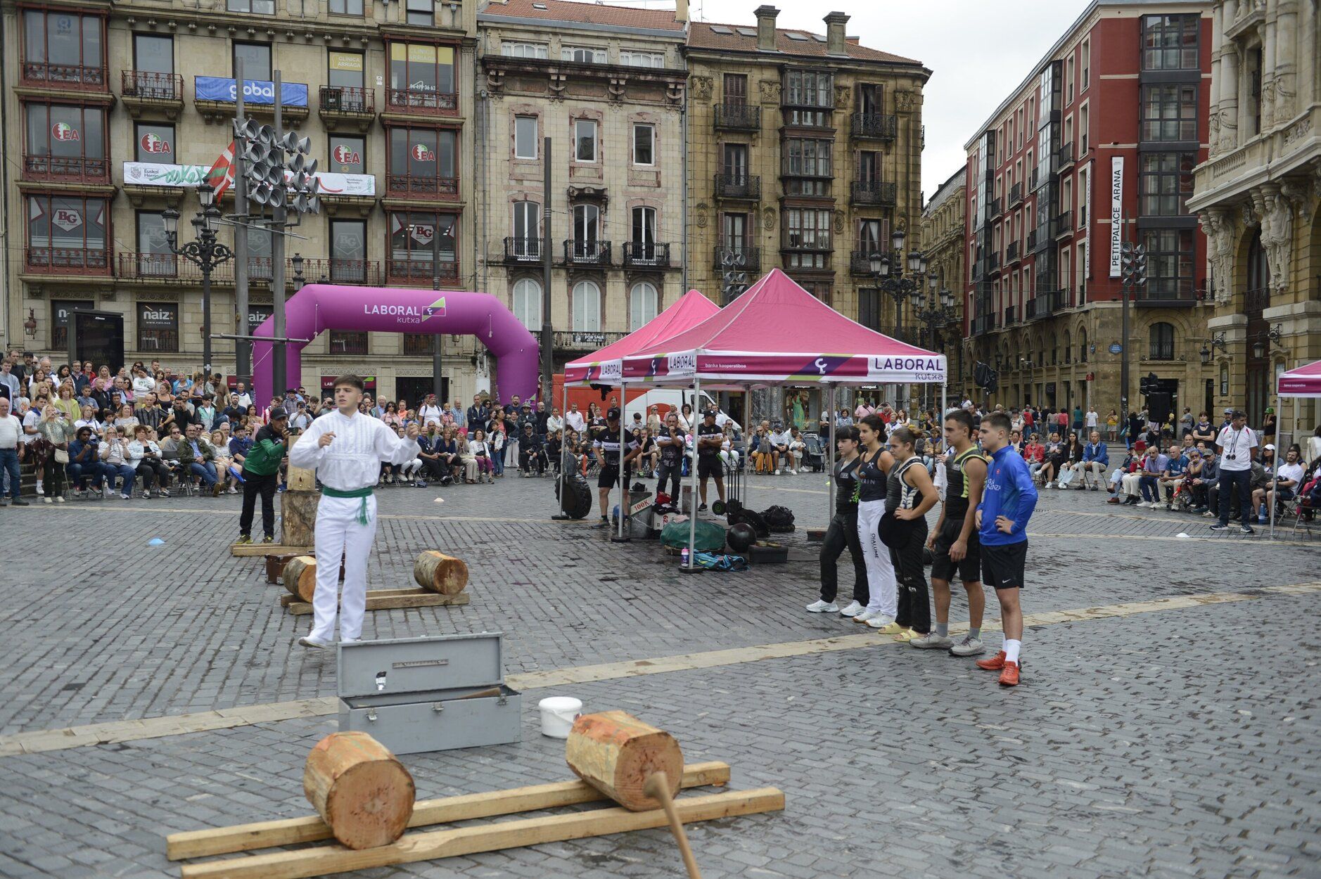 En fotos: herri kirolak en la plaza del Arriaga