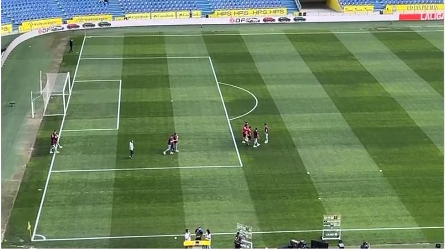 Los jugadores del Athletic ya pisan el césped del Estadio de Gran Canaria
