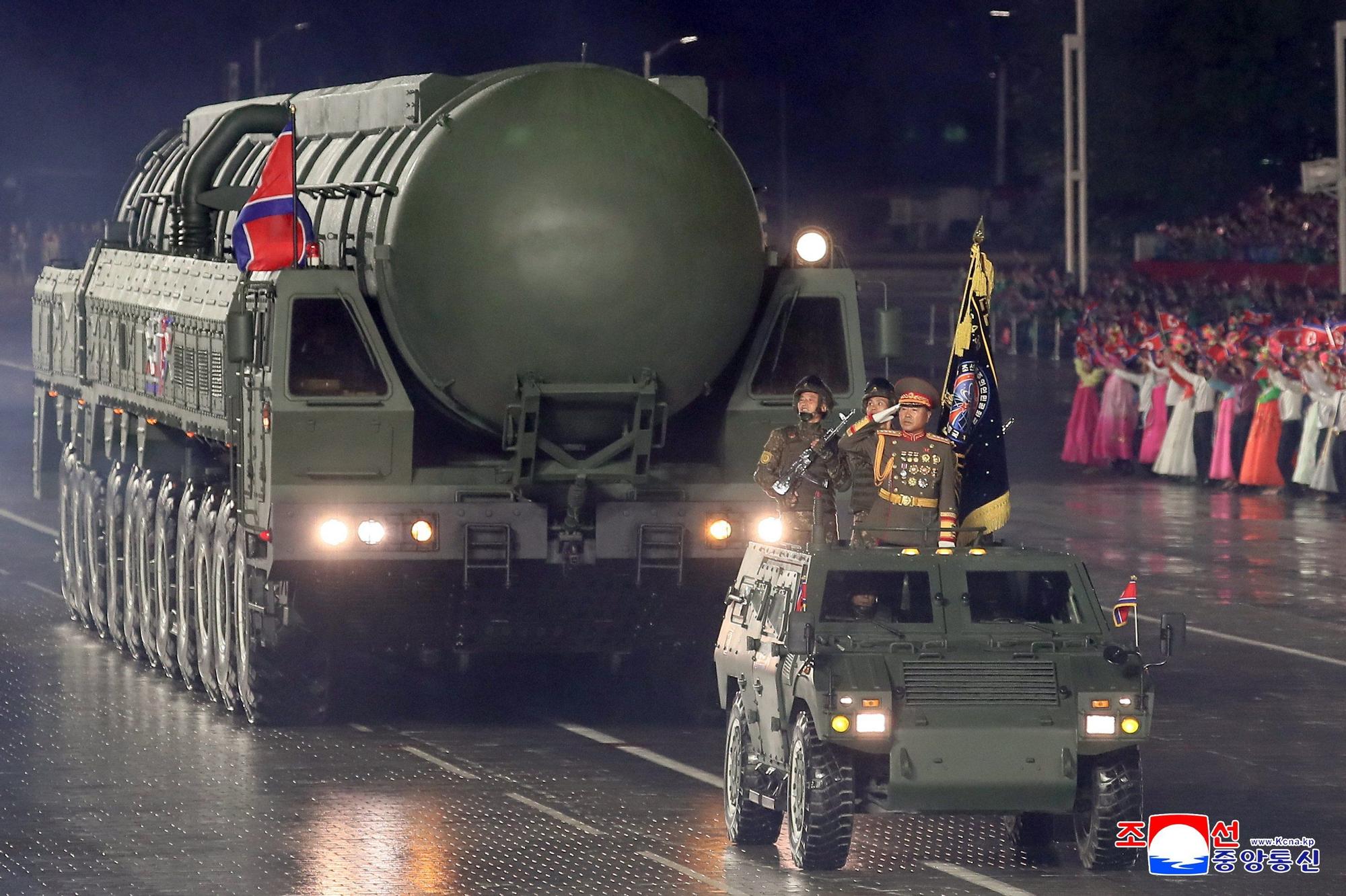 Kim Jong Un preside un imponente desfile militar con motivo del 80 aniversario del Partido del Trabajo