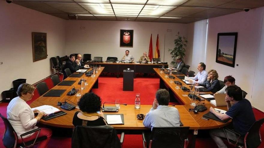 Parlamentarios en la primera reunión de la segunda comisión de investigación sobre la desaparición de Caja Navarra.