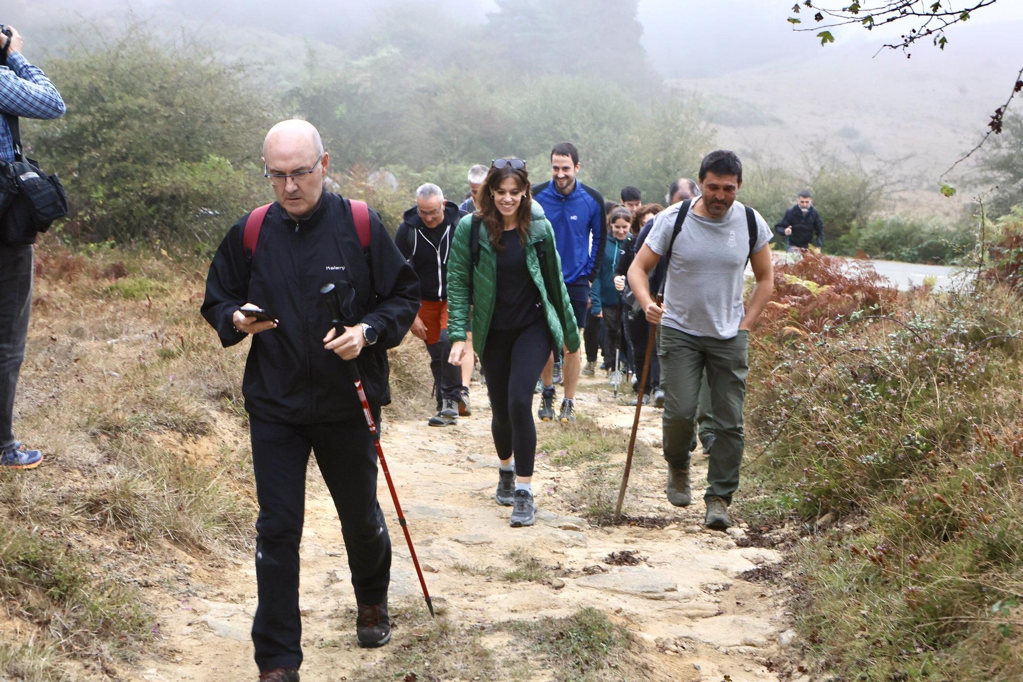 En imágenes: La corporación municipal recorre los mojones en el Día de Olarizu