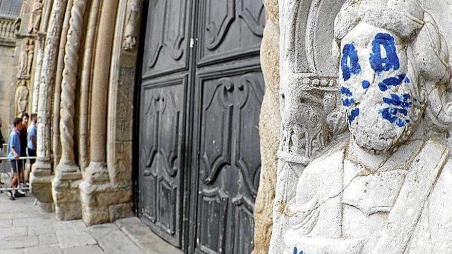 Termina la limpieza de la pintada en una escultura de la catedral de Santiago