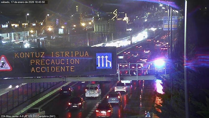 Retenciones kilométricas en la A-8 y en Rontegi dirección Cantabria por un accidente múltiple