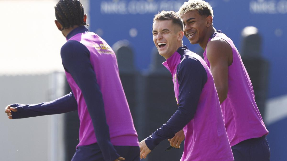 Casadó bromea con Balde y Lamine, antes del entrenamiento de este sábado.
