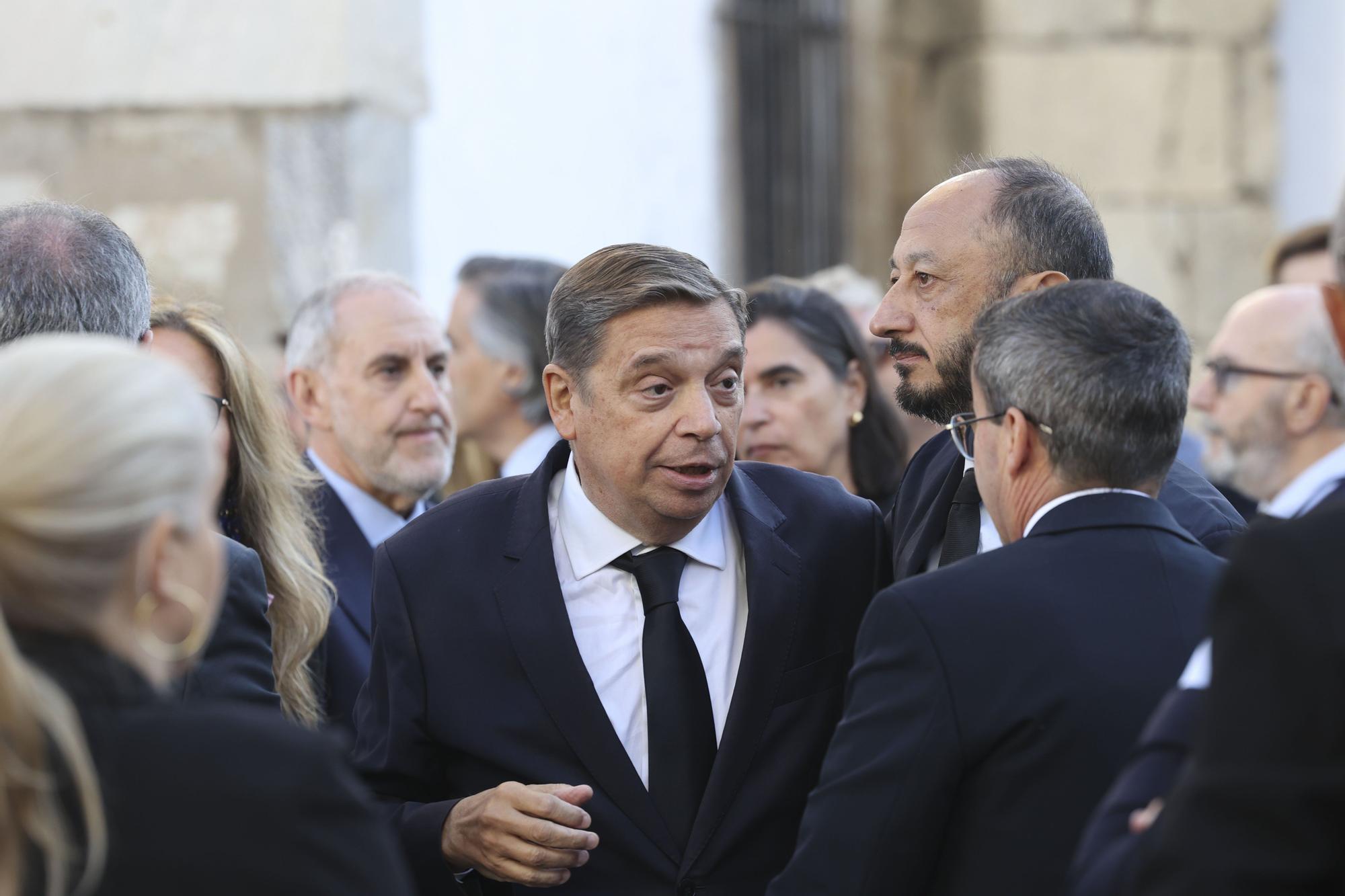 Multitudinaria despedida a Fernández Vara
