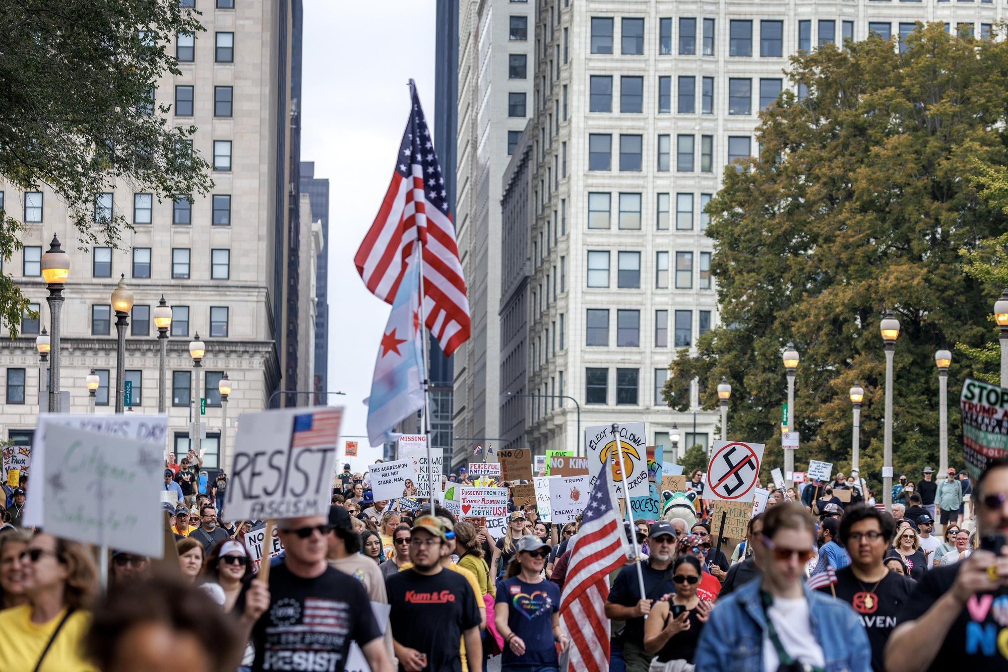 Miles de estadounidenses protestan contra Trump: "No queremos reyes"