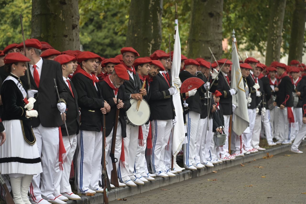 El Alarde desfila por las calles de Hondarribia