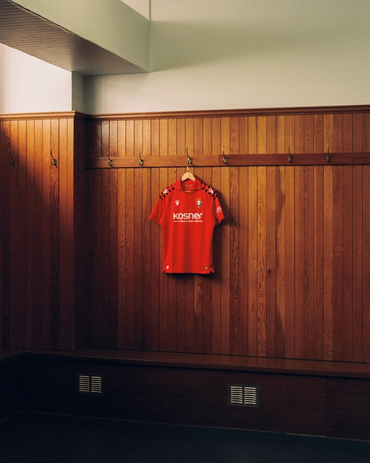Imágenes de la nueva camiseta de Osasuna