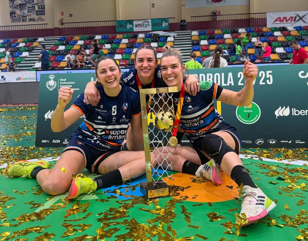 Anne Erauskin junto a sus compañeras tras una victoria.