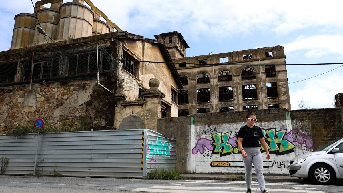 Una joven pasa esta mañana frente al edifico de Molinos Vascos.