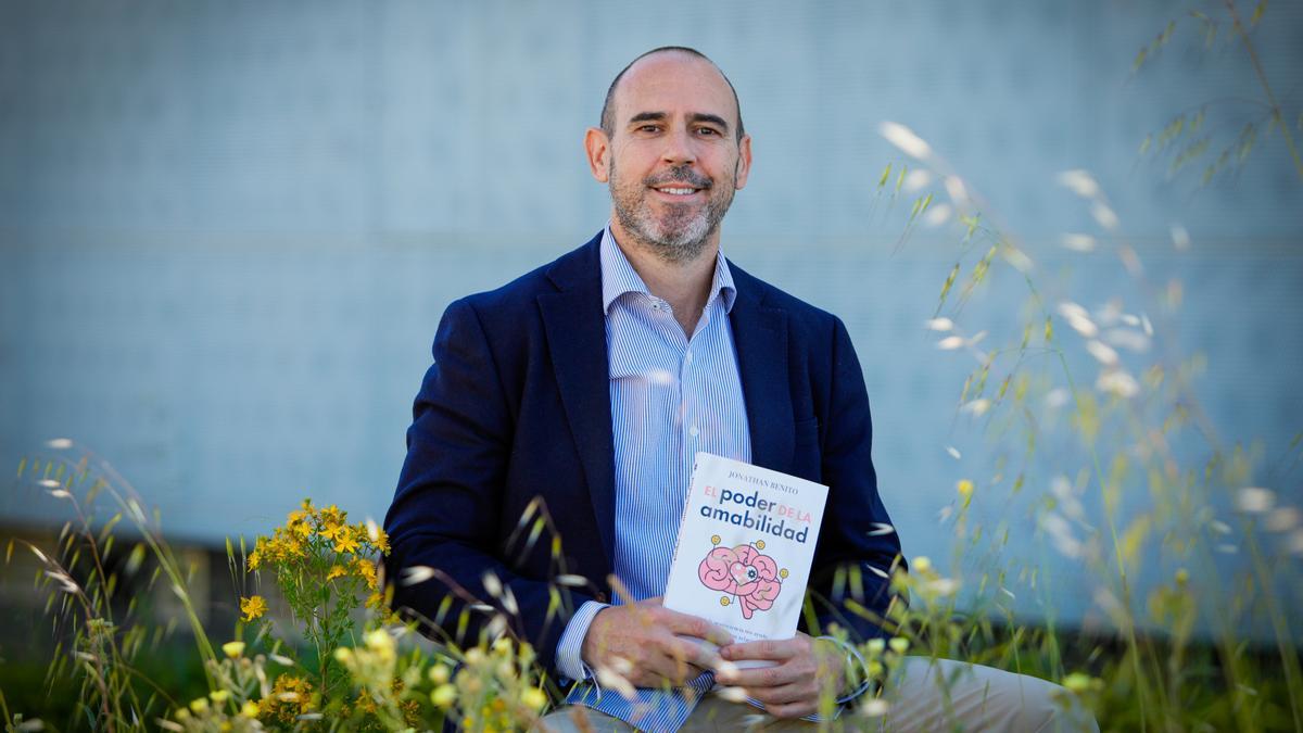Jonathan Benito con su nuevo libro, ‘El poder de la amabilidad’.