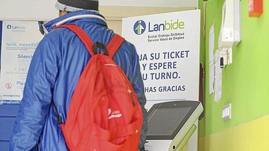 Un usuario de Lanbide espera para ser atendido.
