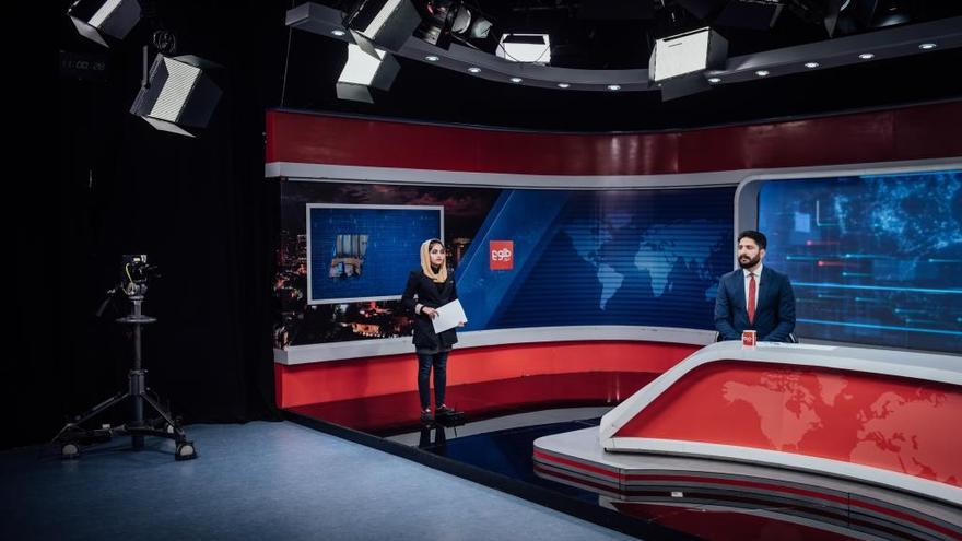 Los talibanes ordenan a las periodistas que se cubran la cara en la televisión