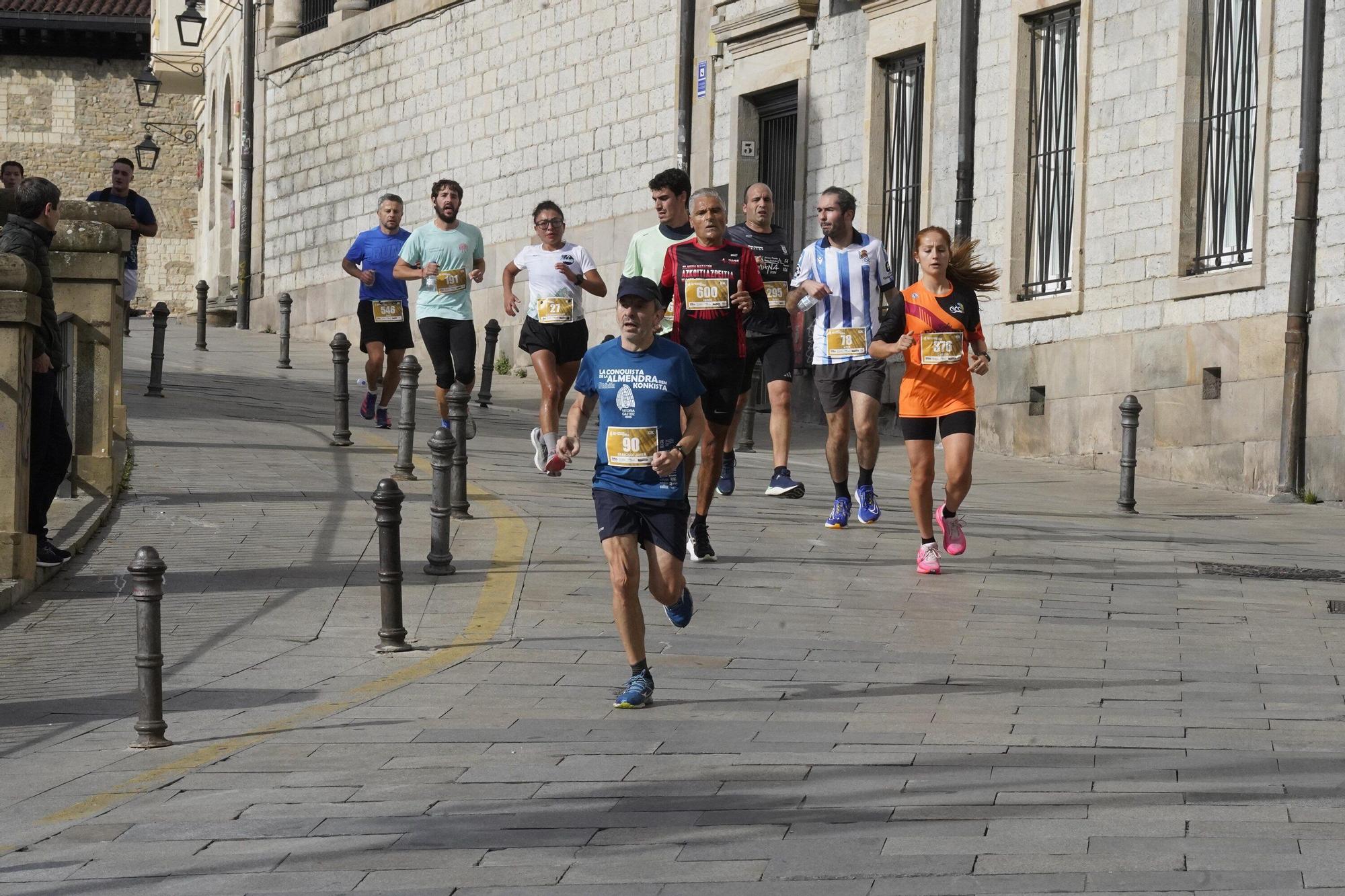 En imágenes: Miles de personas conquistan la Almendra de Gasteiz