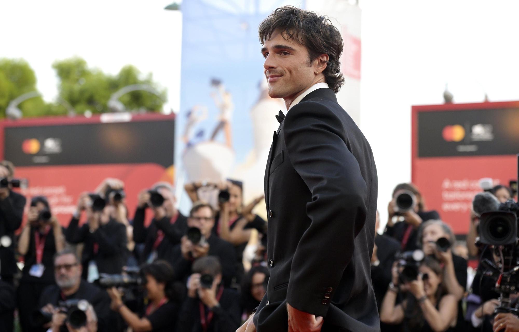 En fotos: el paseo triunfal de Jacob Elordi por la alfombra roja de Venecia