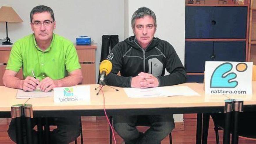 Ángel María Loperena, de Bideak, y Mikel Sarobe, de Nattura, ayer en rueda de prensa.