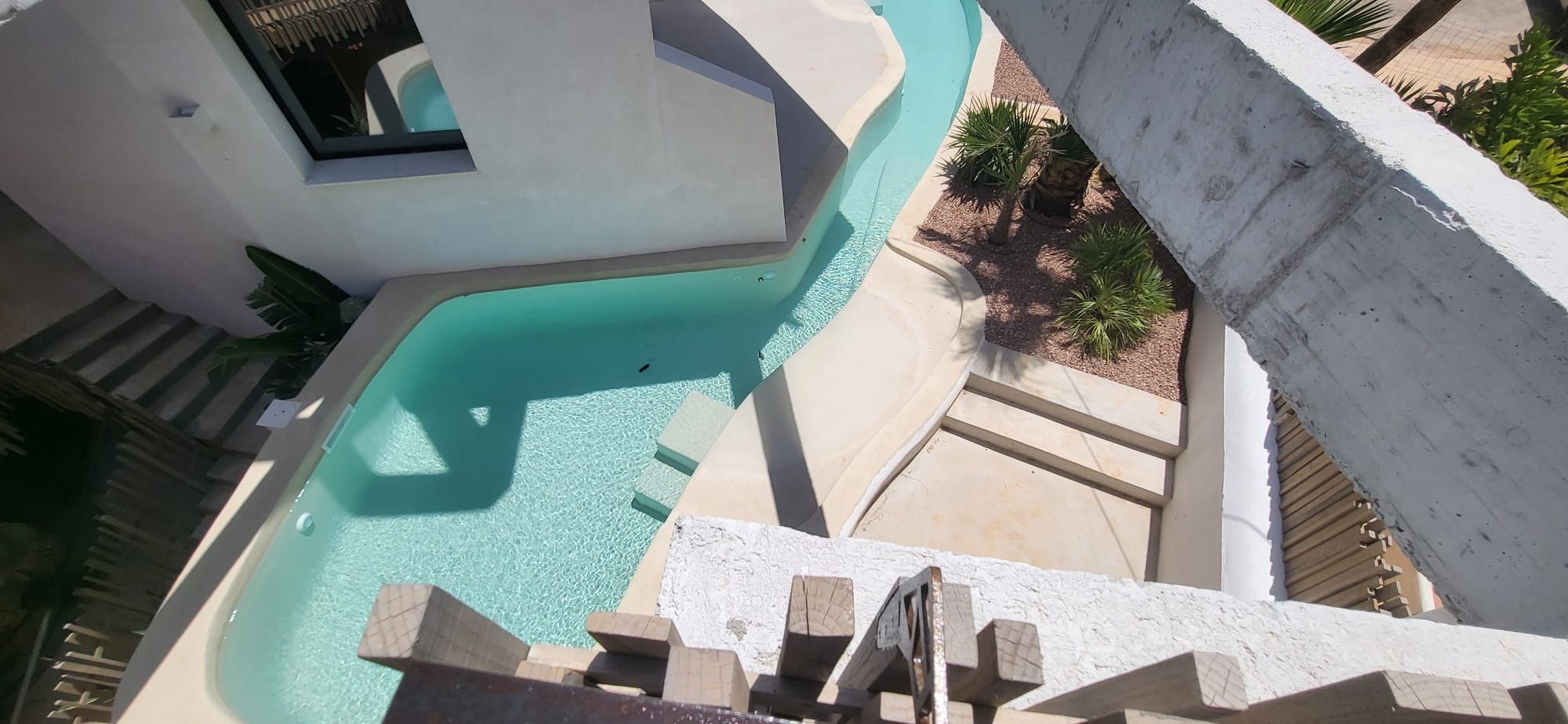 Lo rompedora piscina Mediterranean Sea, diseñada por una constructora donostiarra, para un hotel en Menorca