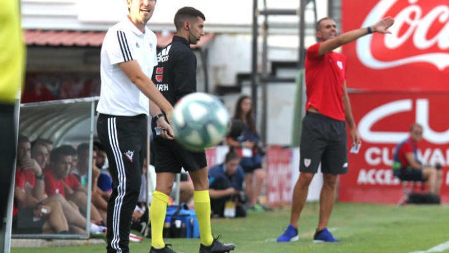 Andoni Iraola y Gaizka Garitano dan instrucciones a sus jugadores en un momento del partido.