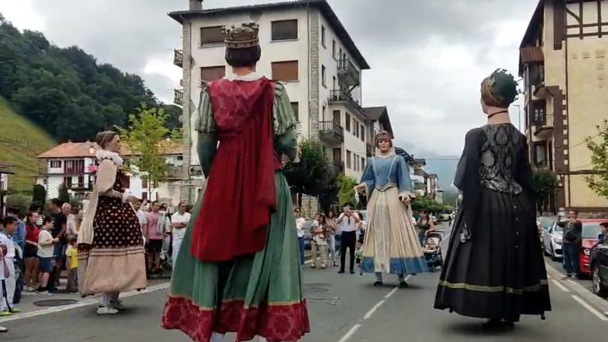 Baile de la Comparsa de Gigantes en Elizondo