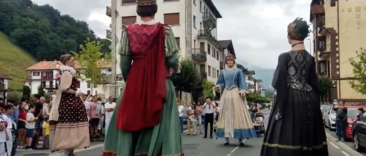 Baile de la Comparsa de Gigantes en Elizondo