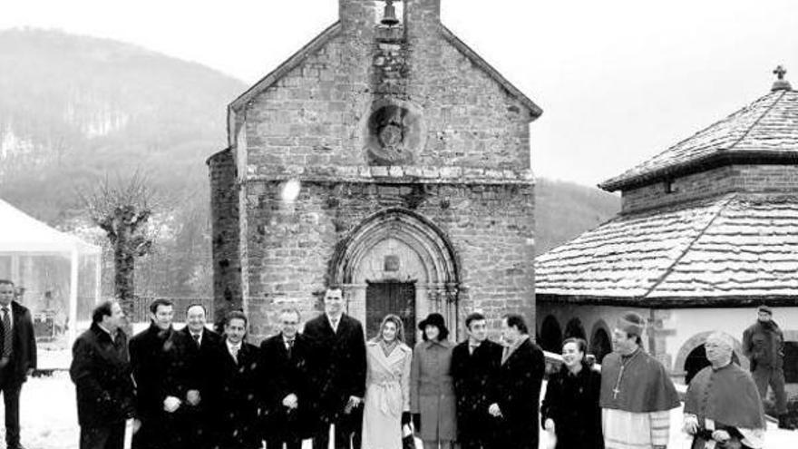 Foto de familia de los presidentes autonómicos, con los príncipes y la ministra en el centro.