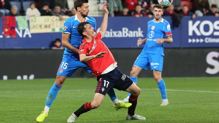 El VAR corrige dos veces al árbitro, pero no entra en el posible penalti de Lenglet a Budimir en el 94