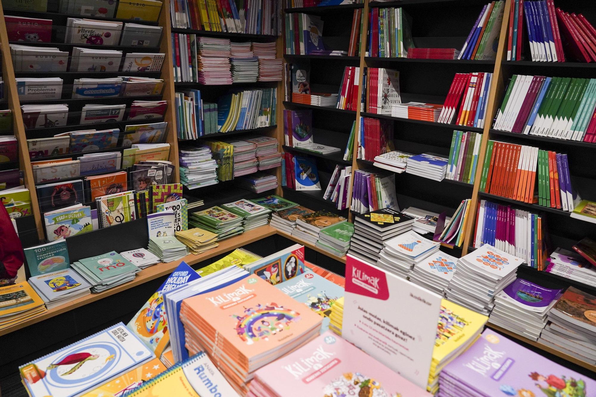 En imágenes: Así se preparan las librerías para la vuelta al cole