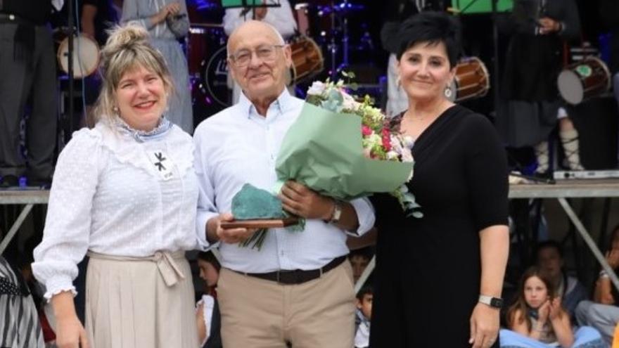 Sonriente y emocionado, Barandiaran recibió el cariño del pueblo.