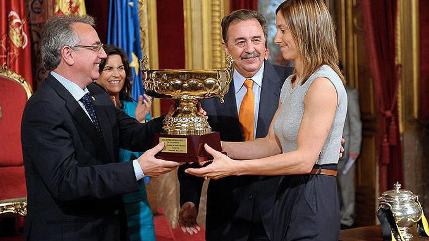 Itxako recibe un merecido tributo de las instituciones