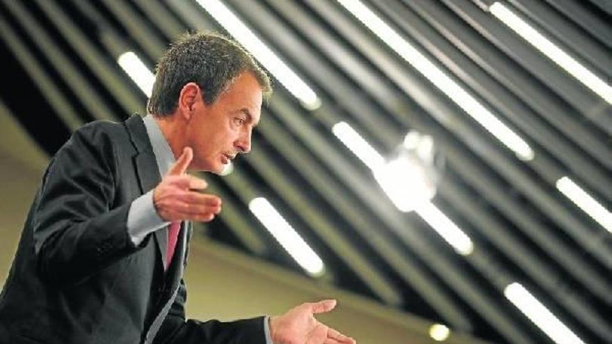 Rodríguez Zapatero compareció ayer en Moncloa ante la prensa para hacer balance político y económico de los últimos seis meses.