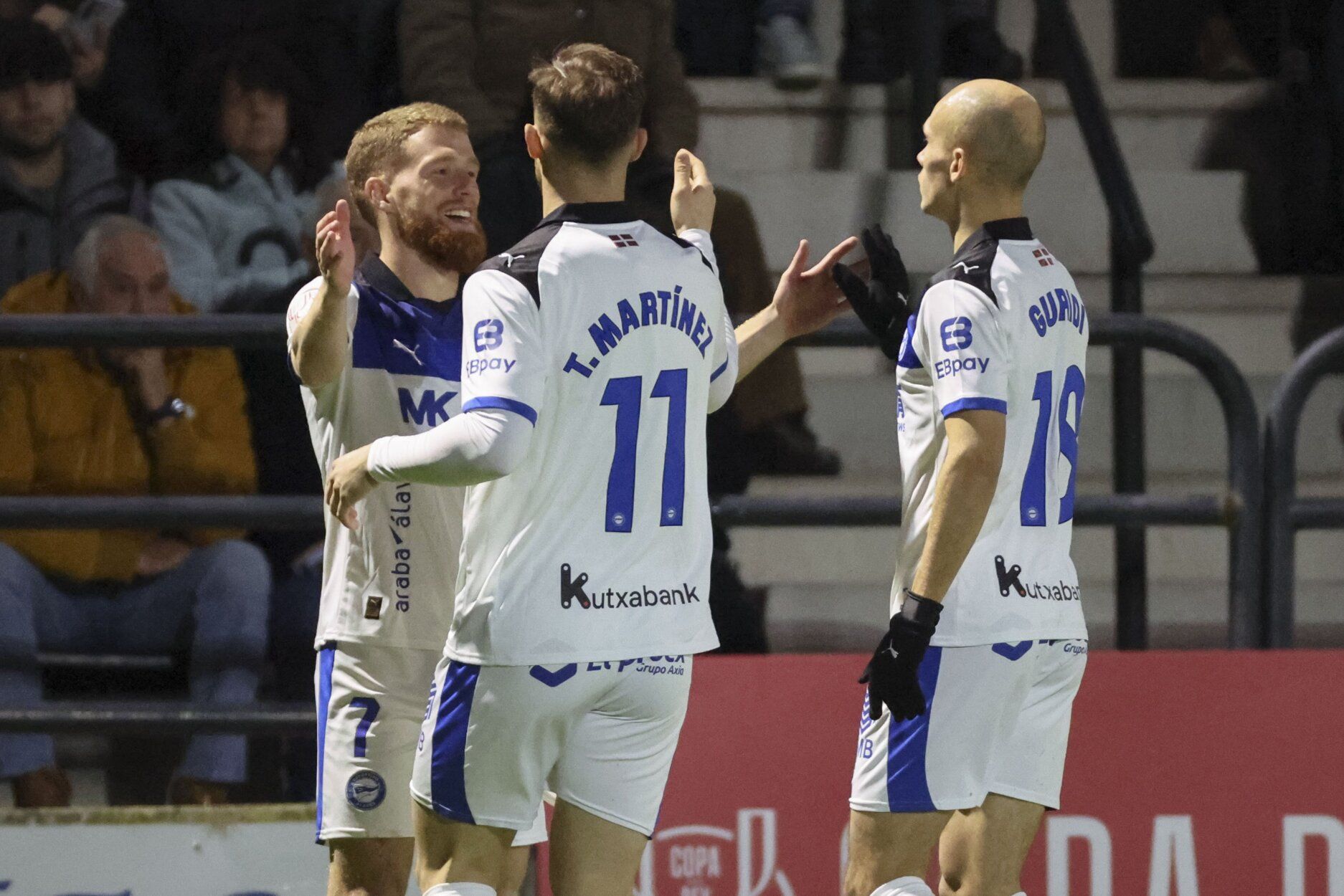 Carlos Vicente celebra con Toni y Guridi su gol ante el Portugalete.