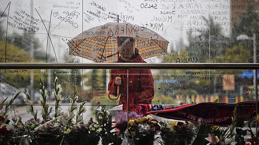 Velas, flores y anotaciones en la estación de metro de La Alameda de Osuna, en memoria de las víctimas mortales del Madrid Arena.